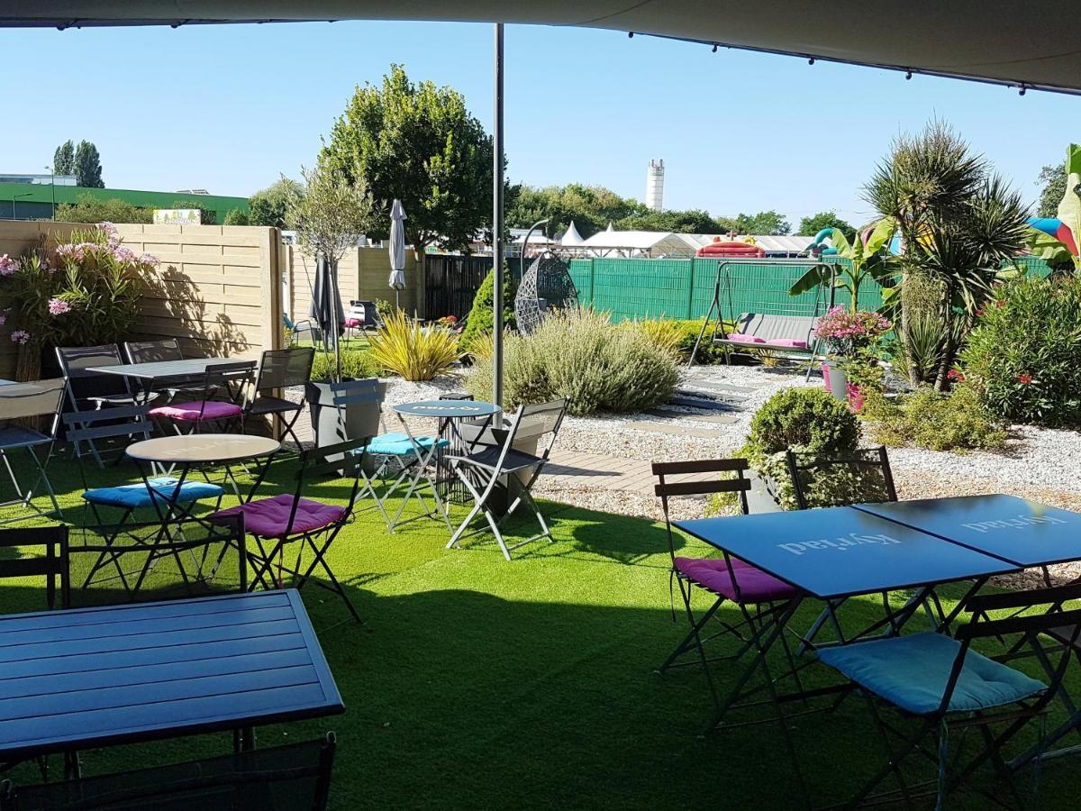 Kyriad Hotel La Fleche Bagian luar foto