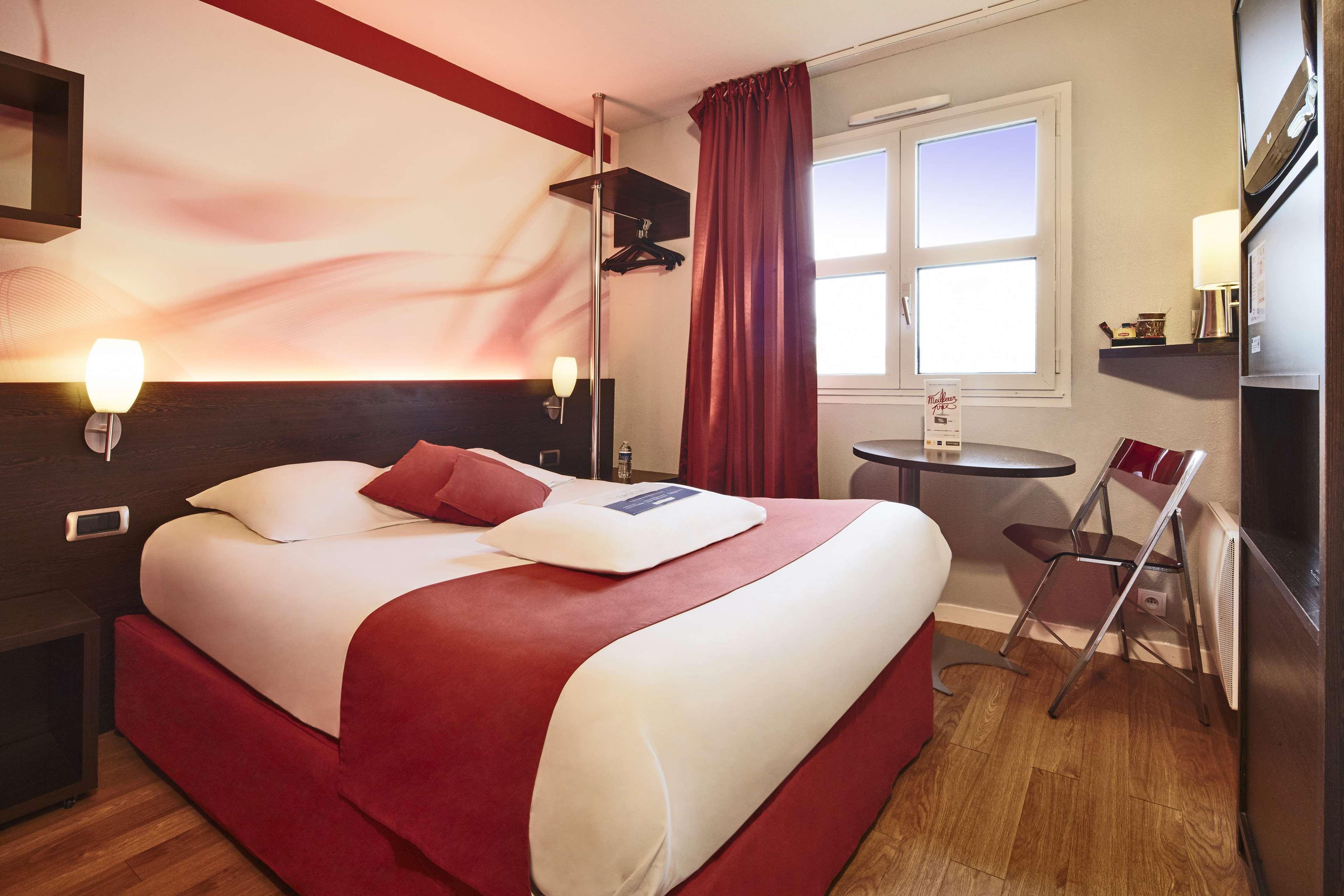 Kyriad Hotel La Fleche Bagian luar foto