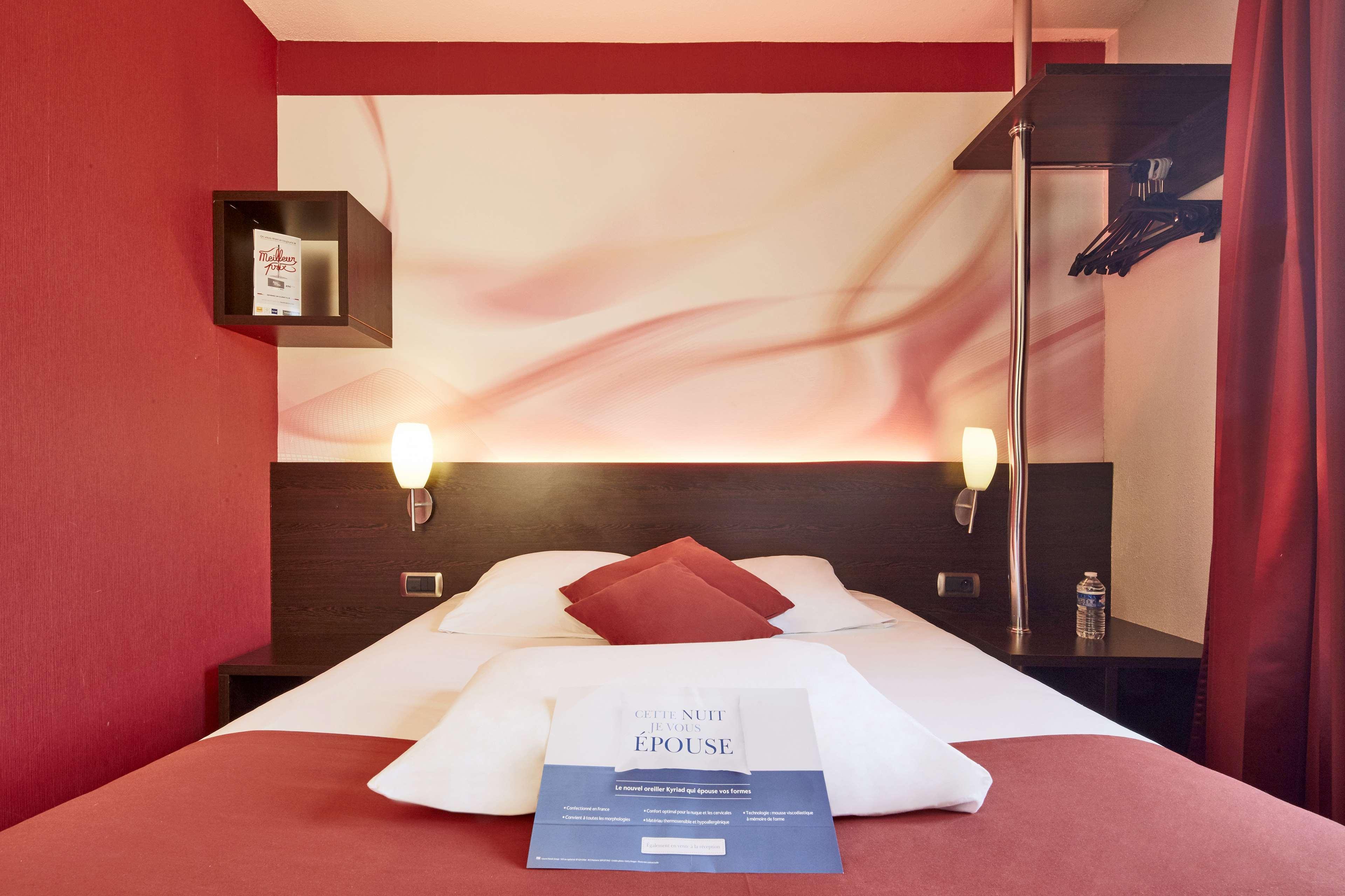 Kyriad Hotel La Fleche Bagian luar foto