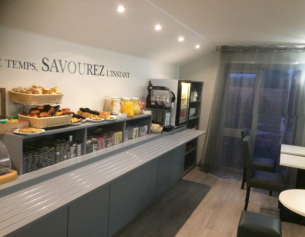Kyriad Hotel La Fleche Bagian luar foto