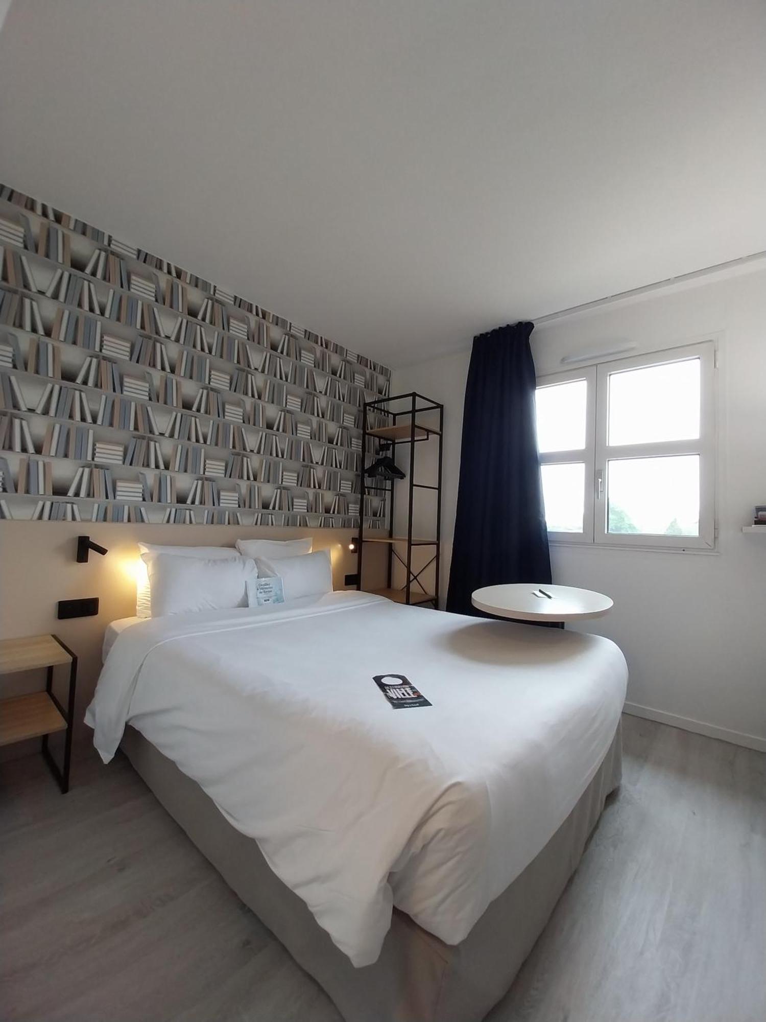 Kyriad Hotel La Fleche Bagian luar foto